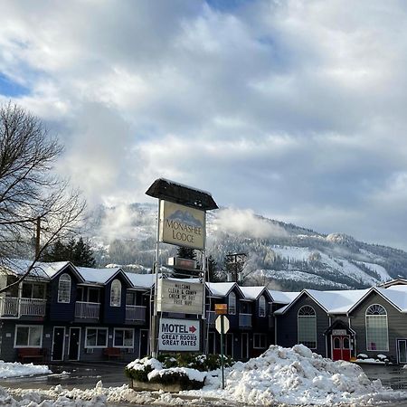 Monashee Lodge Revelstoke Exterior photo