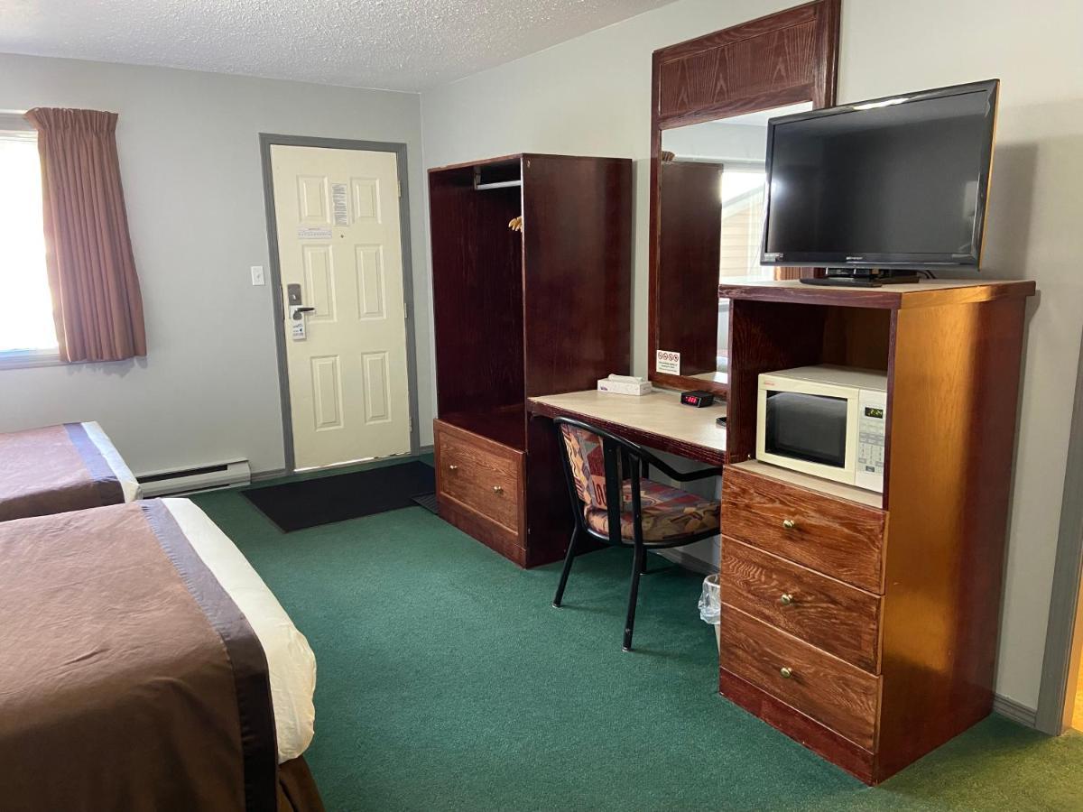 Monashee Lodge Revelstoke Exterior photo