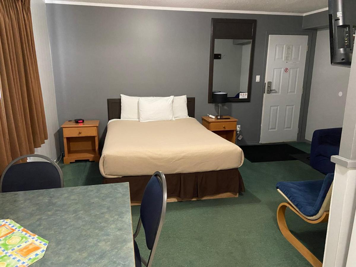 Monashee Lodge Revelstoke Exterior photo