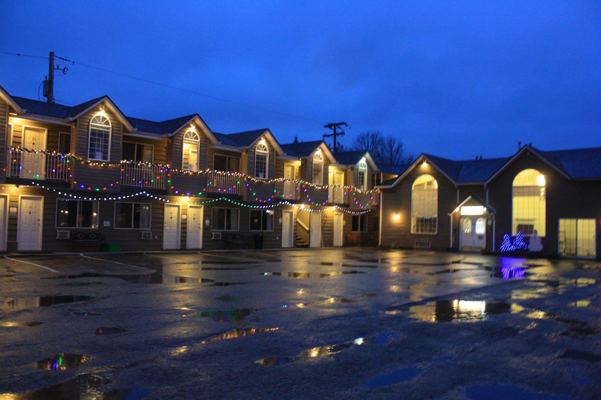 Monashee Lodge Revelstoke Exterior photo