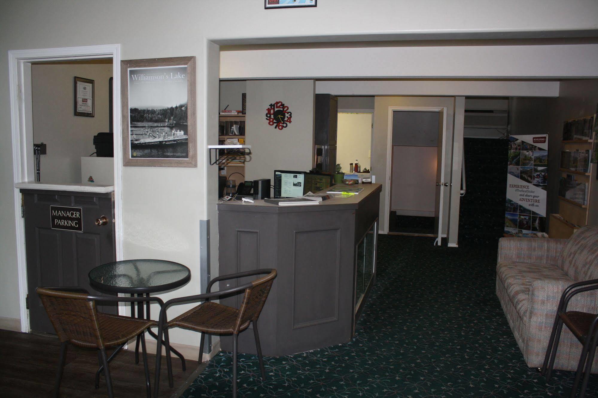 Monashee Lodge Revelstoke Exterior photo