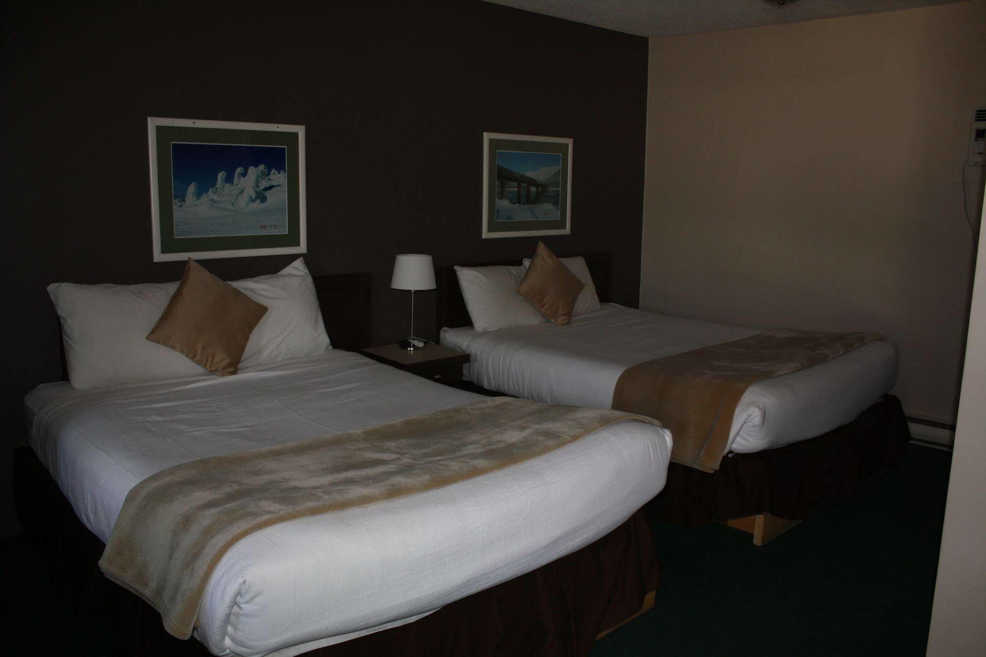 Monashee Lodge Revelstoke Exterior photo