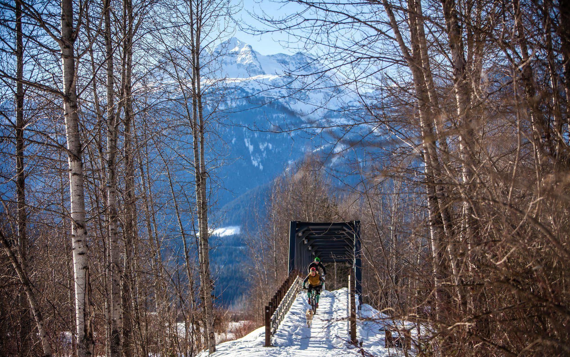 Monashee Lodge Revelstoke Exterior photo